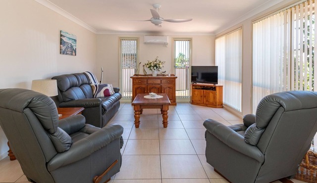 1/4 Huntly Close Family Villa