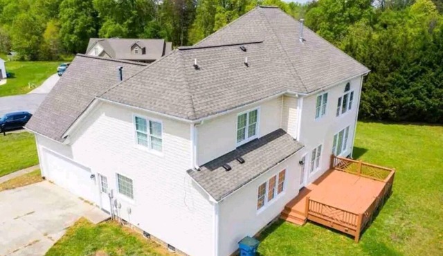 1.5 acre Quiet residential property 5 bedroom home