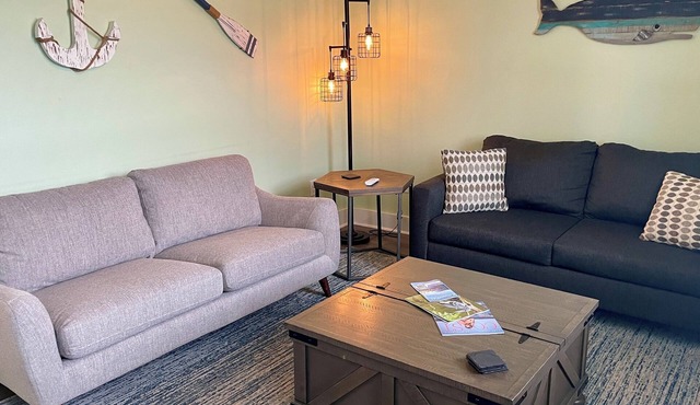 1.5 blks to beach. Pet friendly unit close to cruise terminal/local attractions