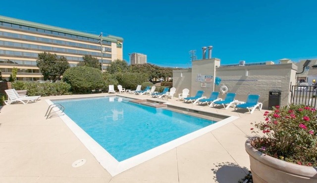 1.5 Blocks from the Beach & Boardwalk! Walking distance to restaurants & shops!