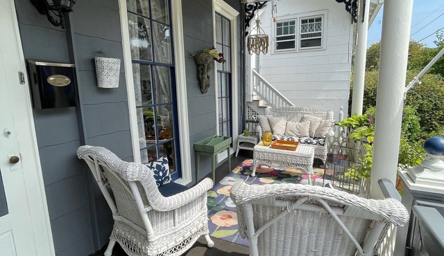 1.5 blocks to beach & mall! Dog friendly. Porches, yard, parking. AC. Sleeps 13.
