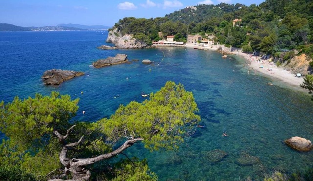 1.5 km from "plage de la Garde" Top of Villa with private garden and barbecue area