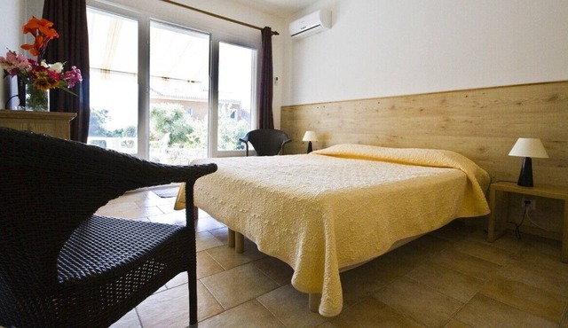 1.5 km from St-Florent Independent room with access to the sea