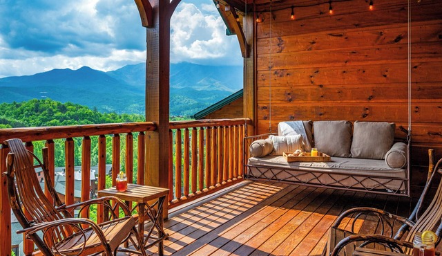 1.5 MI To Downtown! Luxury Lodge Spectacular Views From 3 Huge Covered Decks!