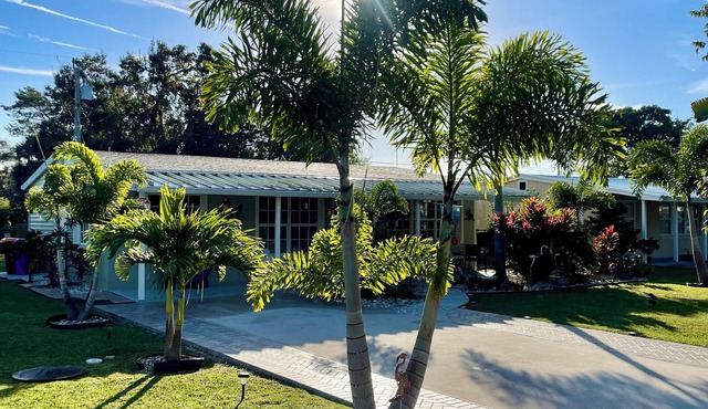 1.5 mile 2 Beach Our Cottage = Aloe Vero clean, neat and fun 🤩 Great Location!