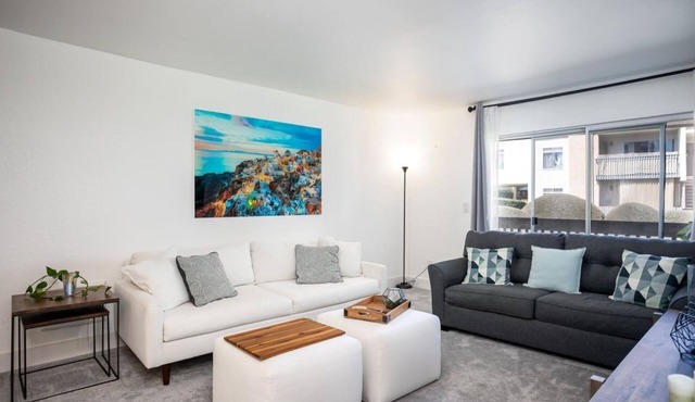 1.5 mile to beach, Gated complex, Pool, spa, exercise room, walk to restaurants.