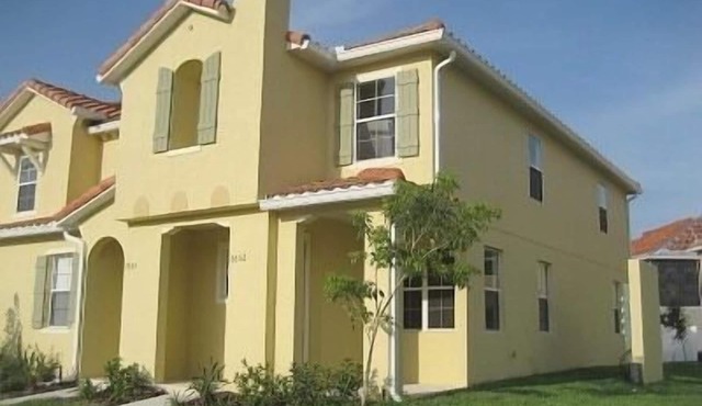 1.5 Miles to Disney and one minute from Walmart,1600 sqft 3BR/3BA Townhome