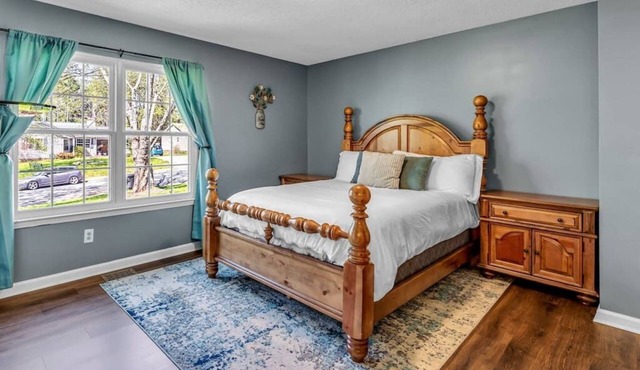 1.5 Miles to dwntwn, Beautiful 3bd, Huge 2 car gar