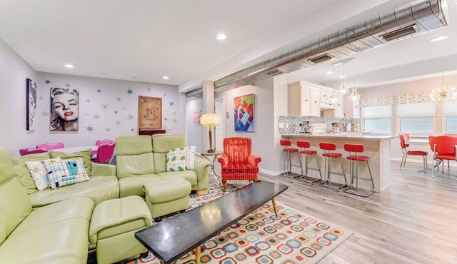 1,500 sq/ft retro style 3 bedroom 2 bath king bed Big Rig parking. Garage!