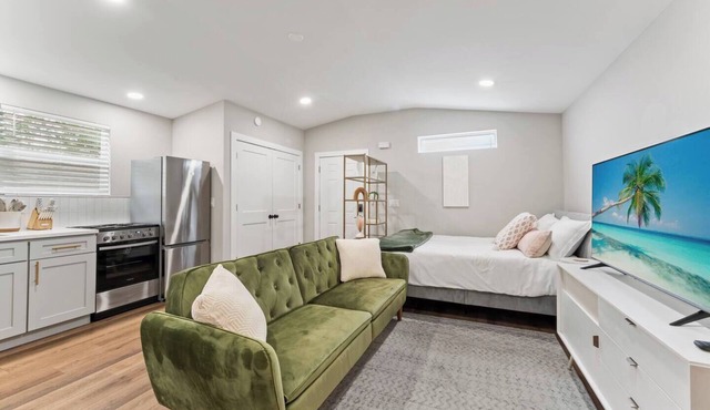 1,536 sqft | 1/1 Modern Guesthouse -7 Miles to Stadium!
