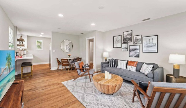 1,536 sqft | 3/2 Modern Bungalow -7 miles to Stadium!