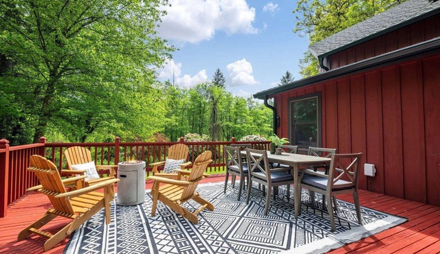 1.7 Miles to Washougal MX Park, Private Setting, Huge Deck, Game room, Trails, Bridges, Creek & Pond