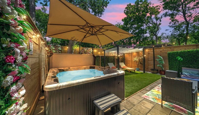1.9 miles Downtown Kingbed Hottub Botanic garden