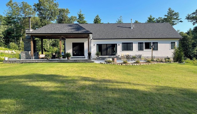 1.9 miles from World Cup and Gillette stadiumnModern farmhouse!