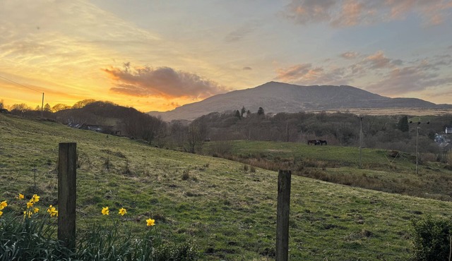 1 ABERBEINW, pet friendly, character holiday cottage in Dolwyddelan