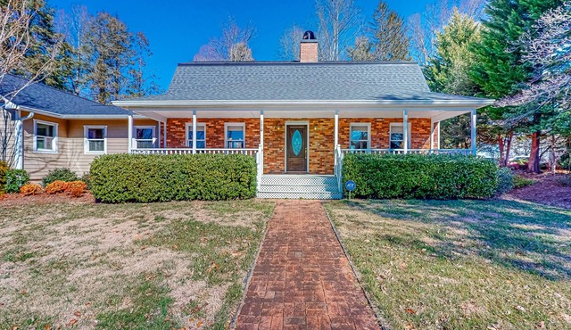 1-acre dog-friendly home with mtn views, 2 porches - walk downtown