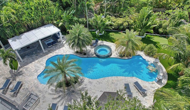 1 Acre LakeView Gem, Stunning Pool, Near Beach! Kayak/Pond/Spa - Fort Lauderdale