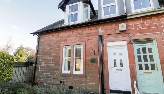 1 ALPINE PLACE, family friendly, with a garden in Thornhill