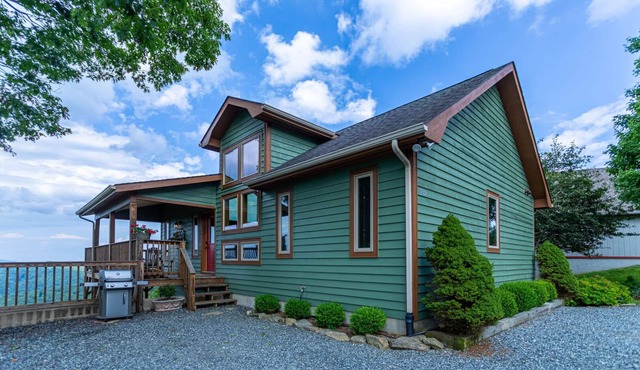 1 Amazing View - Great location, cozy, Foosball table and hot tub!