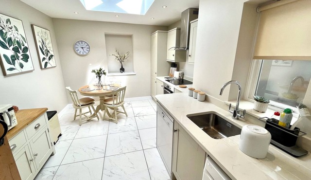 1 APLANDS, character holiday cottage, with open fire in Child Okeford