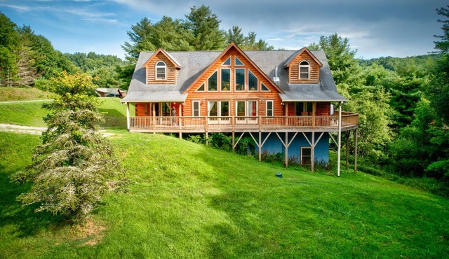 1 Awesome Skyview - Spectacular log home with hot tub and top of the line amenities!