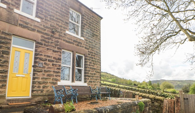 1 BARLEY COTTAGES, pet friendly, character holiday cottage in Matlock