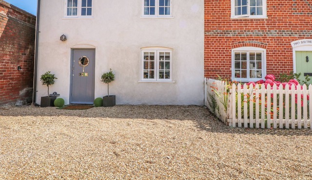 1 BAYTREE COTTAGE, pet friendly, with hot tub in Swanwick, Hampshire