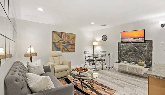 1 Bd Private BSMNT APT 20m DC 5min Dulles 2m Metro