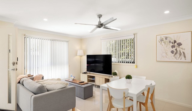 1 Bdr Apt! Clean with 2 Parking Spaces! 1144D1