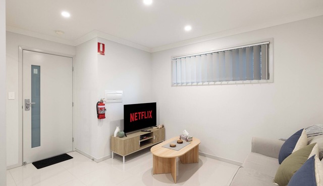 1 Bdr Apt w/AC & Kitchen | Parking | 335AF1