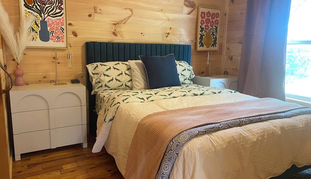 1 Bdr Cabin unit Respite on Apple River. Kayaks, SUPs, and more! Pet friendly!