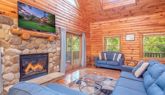 1 Bdr Cabin w/fireplace & Jacuzzi close to wineries, breweries, Lake Mi and more