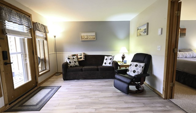 1 bdrm. 1 bath. NEW mattress, MOUNTAIN VIEW! Close to Lakes, Pool.