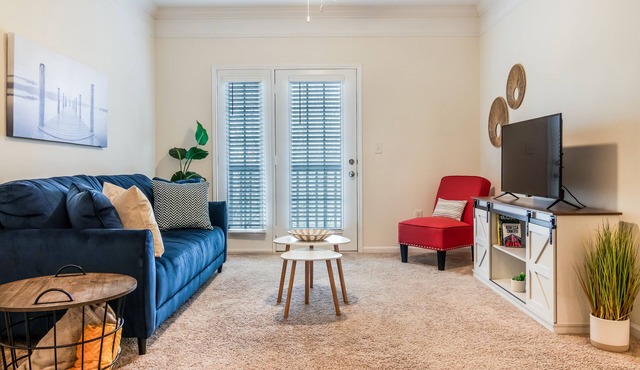 1 Bdrm/1 Bath Pool, Gym, Sand Volleyball Court, 10 Mins From Downtown