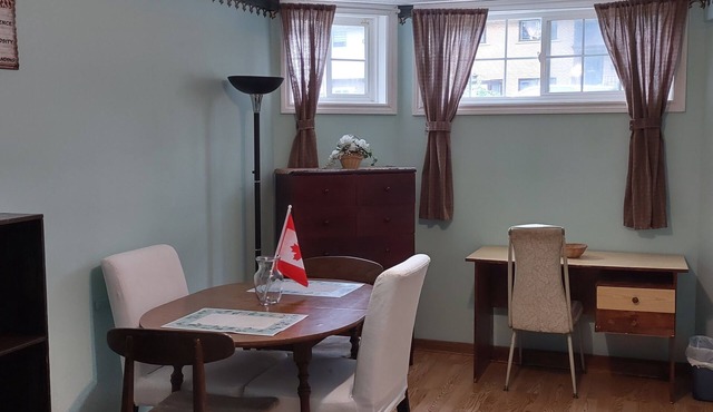 1-bdrm apartment, 3 min walk to McMaster, professor's house