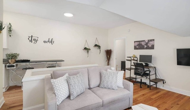 1 Bdrm Apt for Perfect Lil Getaway w/Free Parking