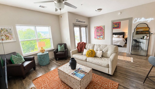 1-bdrm condo downtown along the Tennessee River with pool & gym access