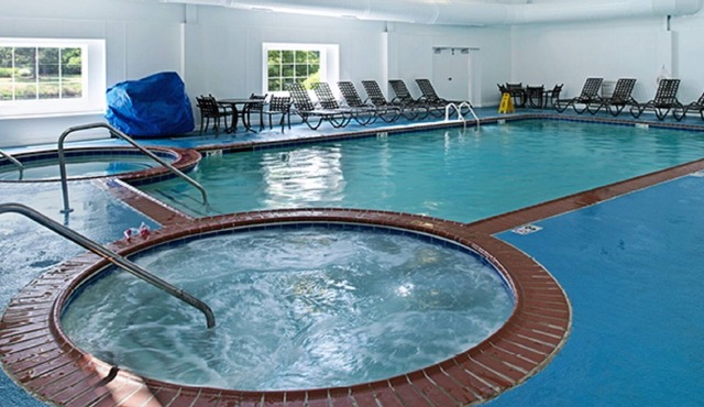 1 BDRM CONDO ~HISTORIC POWHATAN RESORT~ INDOOR & OUTDOOR POOLS & HOT TUBS!