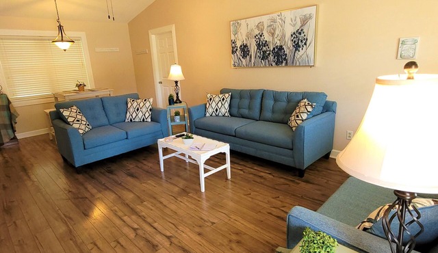 1 Bdrm home sleeps 2, 1 mile from I-65, Fenced backyard