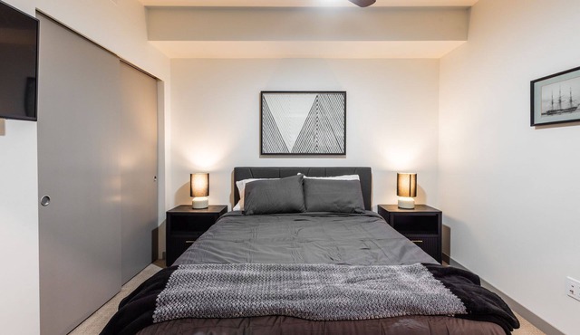 1 bdrm modern, Pool, Gym, Minutes to Downtown, Trails, & Stadium