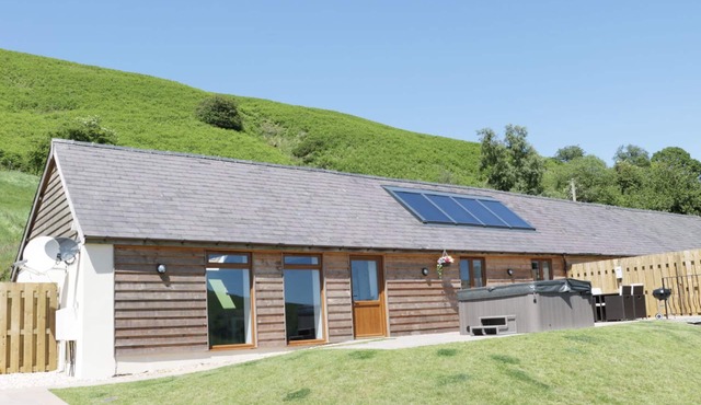 1 BEACON VIEW BARN, pet friendly, with hot tub in Beguildy