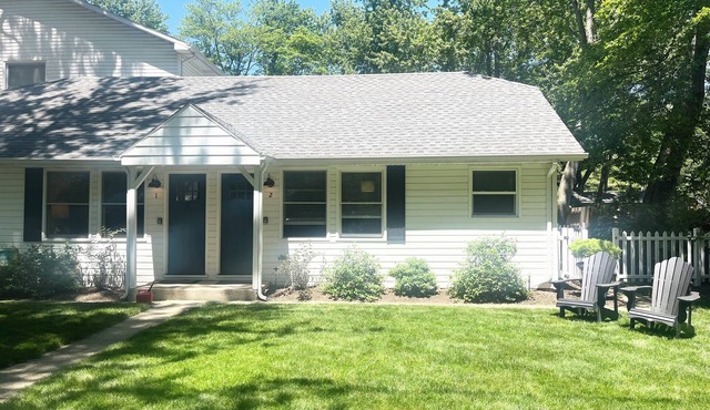 1 bed/1 bath, 1.5 blocks to beach/town, dog friendly