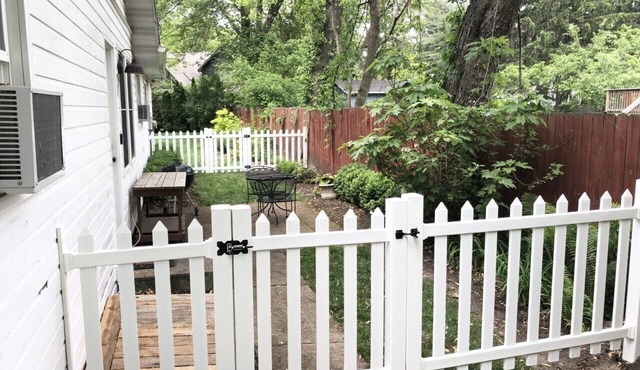 1 bed/1 bath, 1.5 blocks to beach/town, dog friendly, fenced yard