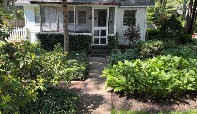 1 bed/1 bath, 1.5 blocks to beach/town, dog friendly, screened prch, fenced yard