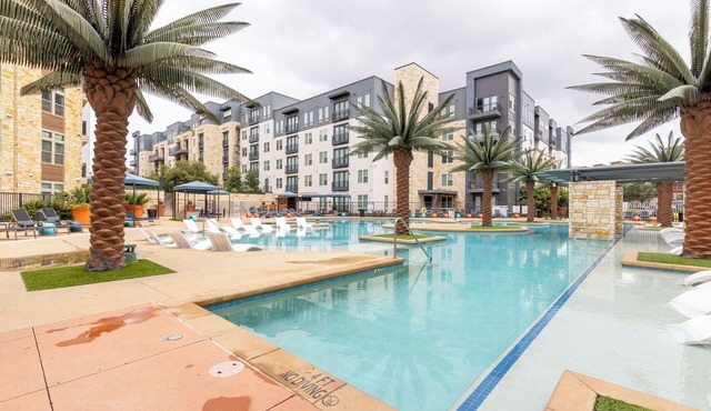 1 Bed /1 Bath Apartment with King Bed; Full Unit