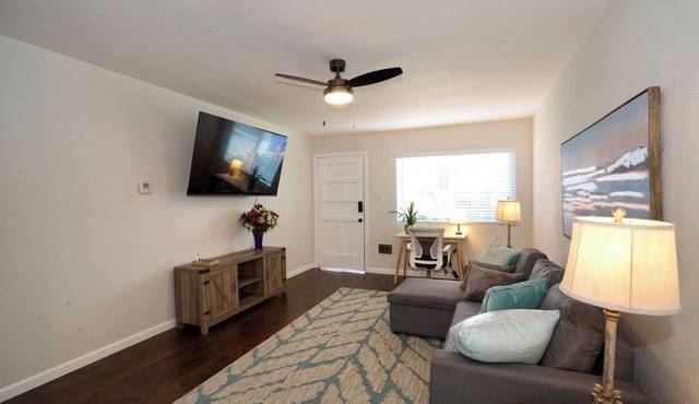 1 Bed/1 bath BIG PRIVATE back yard LOCATION