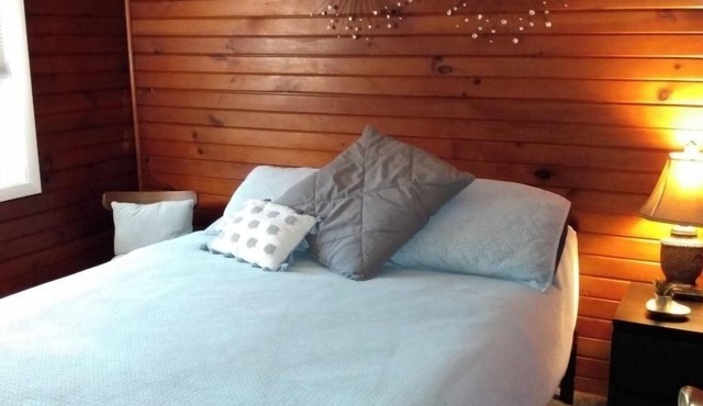 1 bed, 1 bath Central DM by VA Hospital North of Drake University No Stairs.