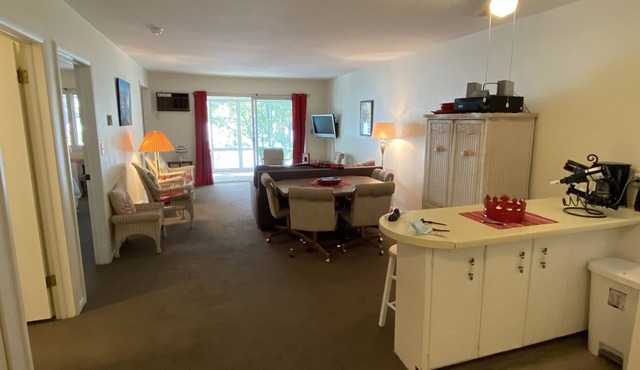 1 bed/1 bath condo long term stays welcome! Lake Front close to Detroit Mountain