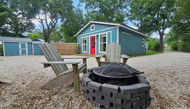 1 Bed 1 Bath Cottage in Historic League City Close to NASA, Kemah, Galveston