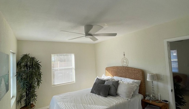 1 Bed/1 Bath Cute Cottage. It is 3 units exactly the same.